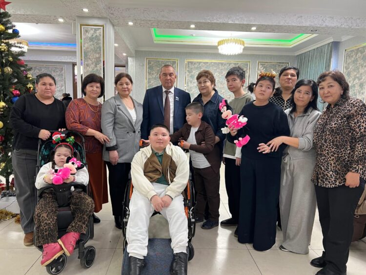 Как чета Заитовых дарит новогоднее чудо детям Панфиловского района