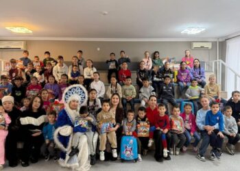 Свыше 250 детям с инвалидностью устроили новогодний праздник в Жетісу