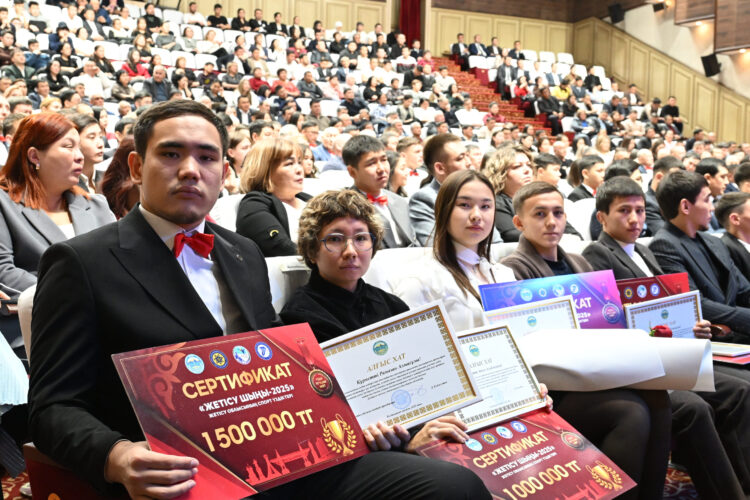 Наградили лучших спортсменов и тренеров Жетісу