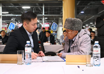 Жителям Талдыкоргана разъясняют законы и отвечают на вопросы прямо в ТРЦ