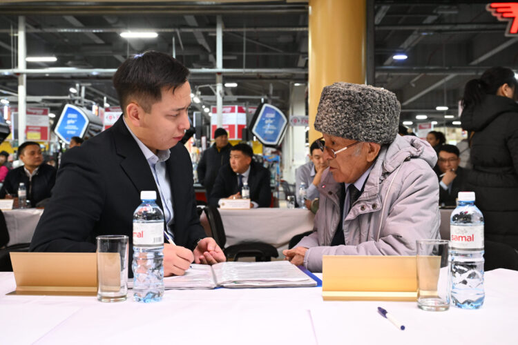 Жителям Талдыкоргана разъясняют законы и отвечают на вопросы прямо в ТРЦ