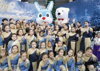 Около 300 жетысуских ребятишек побывали на Президентской новогодней ёлке