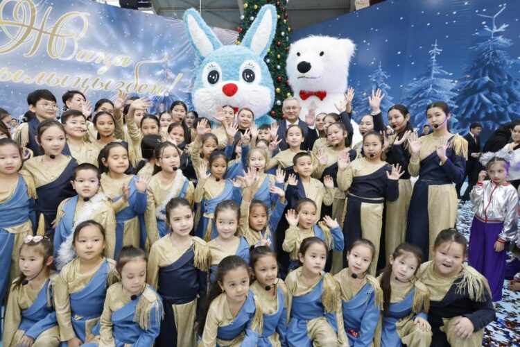 Около 300 жетысуских ребятишек побывали на Президентской новогодней ёлке