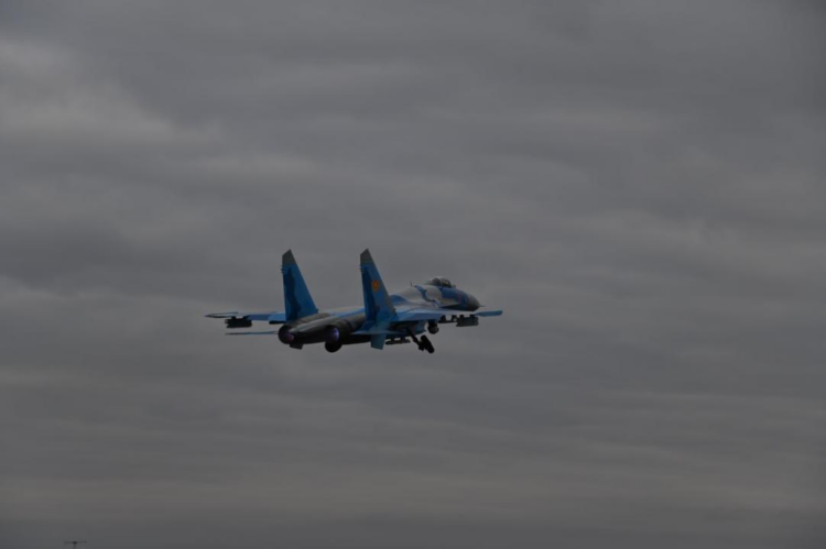 Военные лётчики посвятили учебно-тренировочные полёты памяти Бауыржана Момышулы