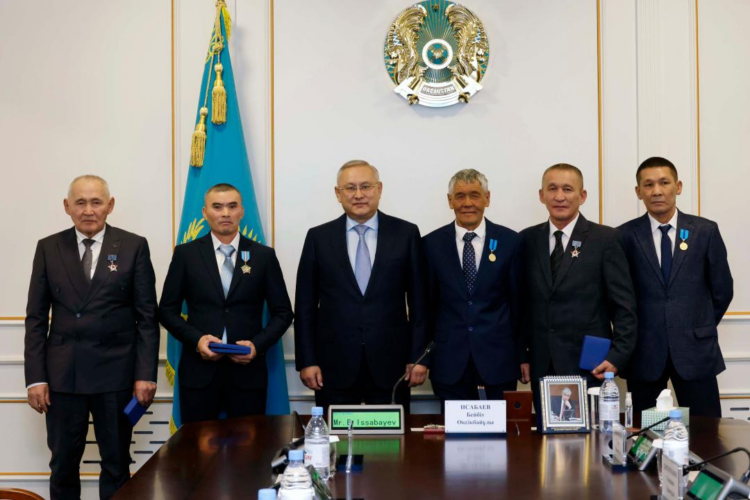 Лучших представителей рабочих профессий наградили в Жетісу