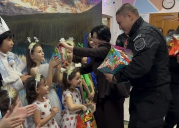 Полицейские поздравили воспитанников Центра адаптации