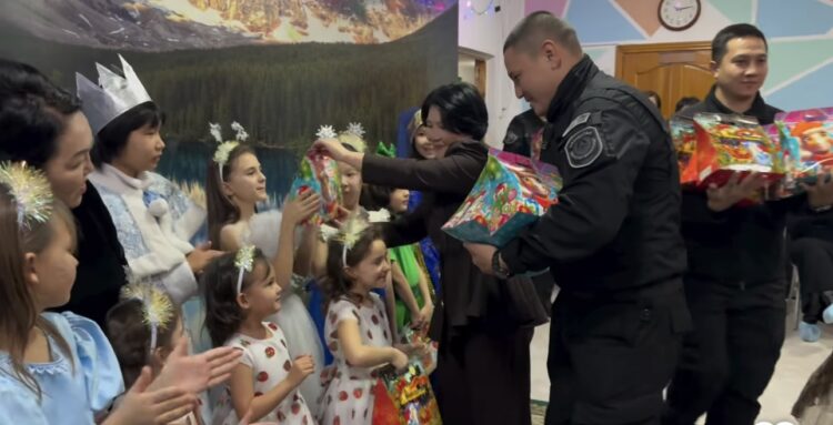 Полицейские поздравили воспитанников Центра адаптации