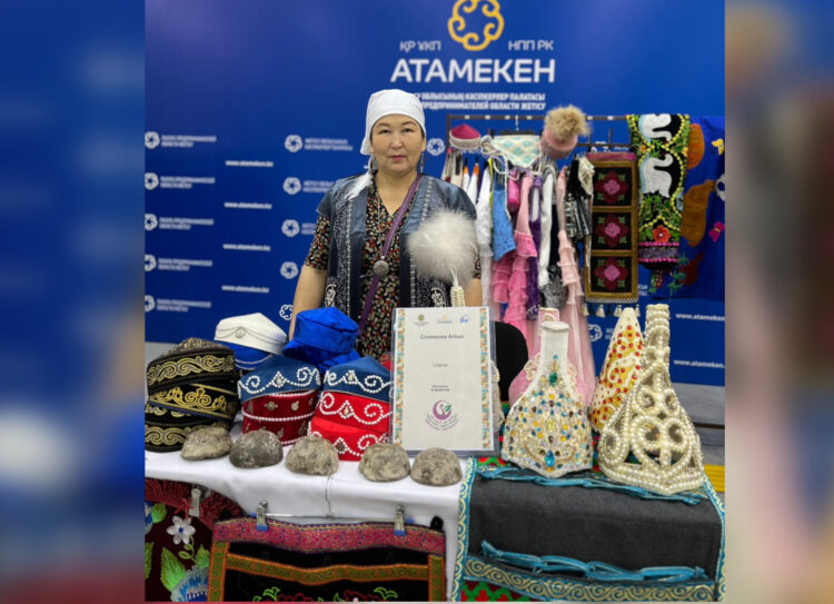 Мастерица с золотыми руками из Жетісу развивает национальное ремесло