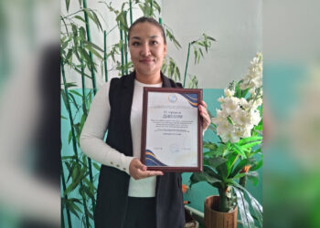 Молодой воспитатель открывает детям мир знаний и творчества