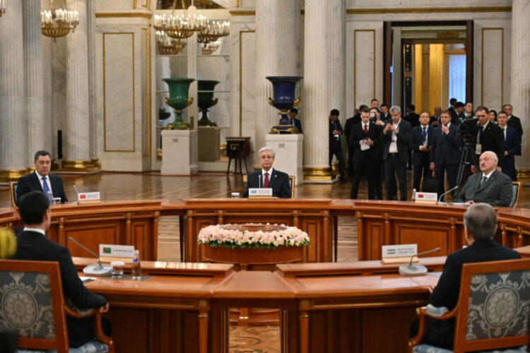 Президент Казахстана принял участие в неформальной встрече глав государств СНГ