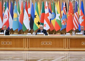 Глава государства указал на экосостояние Аральского и Каспийского морей