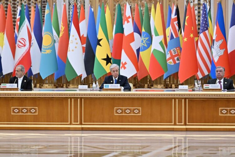 Глава государства указал на экосостояние Аральского и Каспийского морей