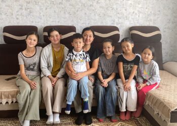 Молодая многодетная  семья из Сарыозека воспитывает девятерых детей