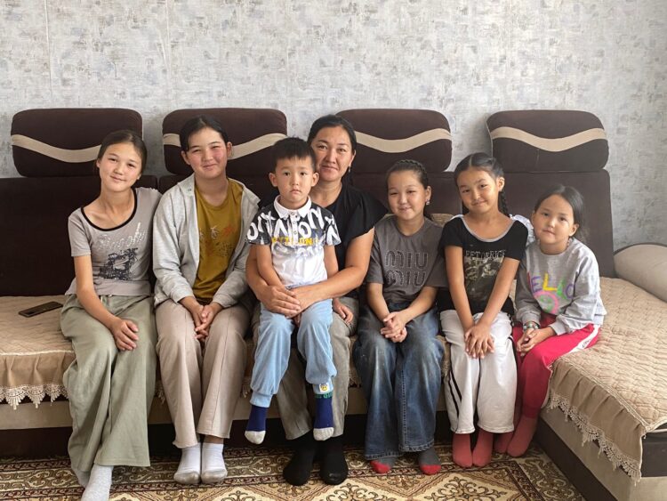 Молодая многодетная  семья из Сарыозека воспитывает девятерых детей