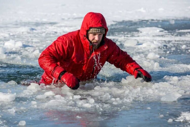Как вести себя человеку, оказавшемуся на тонком льду