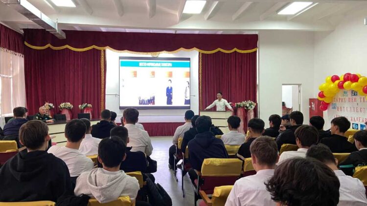 В Каратальском районе менторы формируют правовую культуру школьников