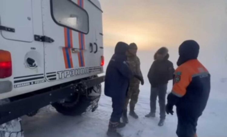 Снежный плен на трассе «Ушарал – Достык»: спасатели эвакуировали 15 человек