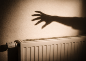 Шокирующие кадры из Жаркента: полиция задержала мать за избиение ребенка