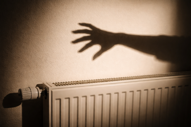 Шокирующие кадры из Жаркента: полиция задержала мать за избиение ребенка