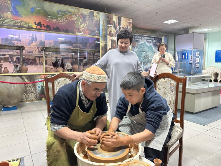 В Талдыкоргане воспитанники Центра адаптации учились гончарному делу