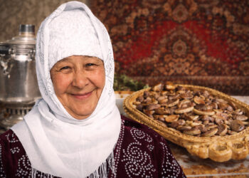 73-летняя бабушка из села Каспан стала блогером за две недели