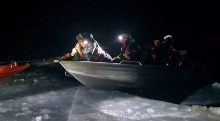 Спасатели эвакуировали рыбаков с отколовшейся льдины на озере Балхаш