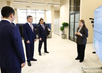 Премьер-министр ознакомился с работой Центра электронных финансов