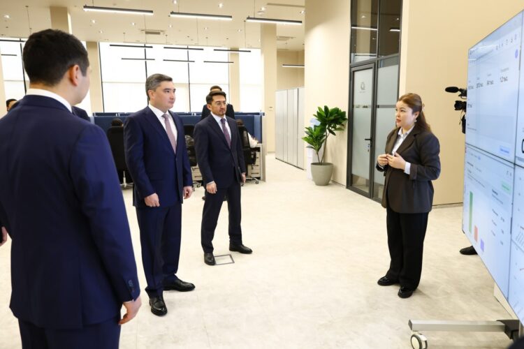 Премьер-министр ознакомился с работой Центра электронных финансов