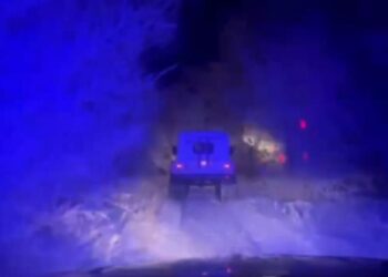 Жетысуские спасатели экстренно эвакуировали семью с ребенком из заносов