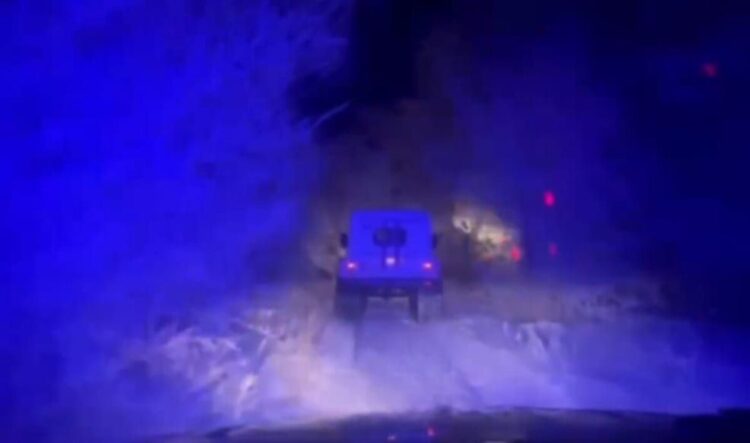 Жетысуские спасатели экстренно эвакуировали семью с ребенком из заносов