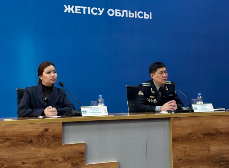 Жетысусцам напомнили об ответственности за передачу банковских карт мошенникам