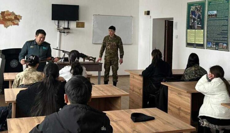 Юные пограничники Жаркента осваивают легендарное оружие