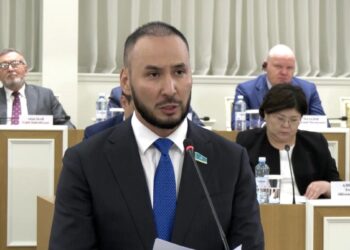 ⁠ Айдарбек Ходжаназаров предложил закрепить национальную валюту — тенге в Основном законе