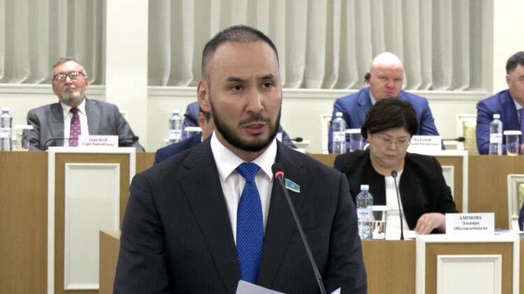 ⁠ Айдарбек Ходжаназаров предложил закрепить национальную валюту — тенге в Основном законе