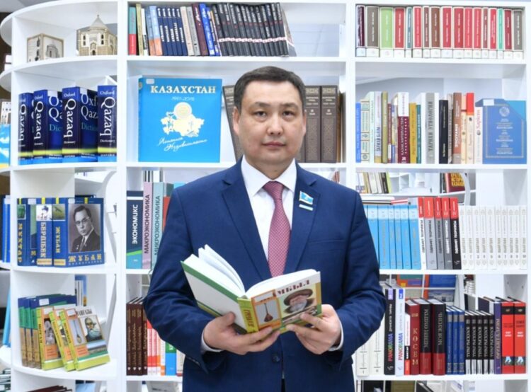 Ключевые нормы проекта Конституции разъяснил мажилисмен Болат Керимбек