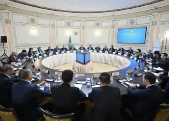 Ашимбаев обсудил проект новой Конституции с общественностью и экспертами