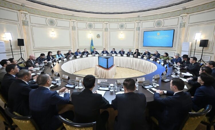 Ашимбаев обсудил проект новой Конституции с общественностью и экспертами