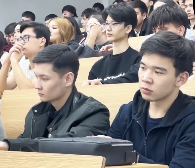 Студентам Жетісу рассказали о рисках вовлечения в наркопреступления через соцсети