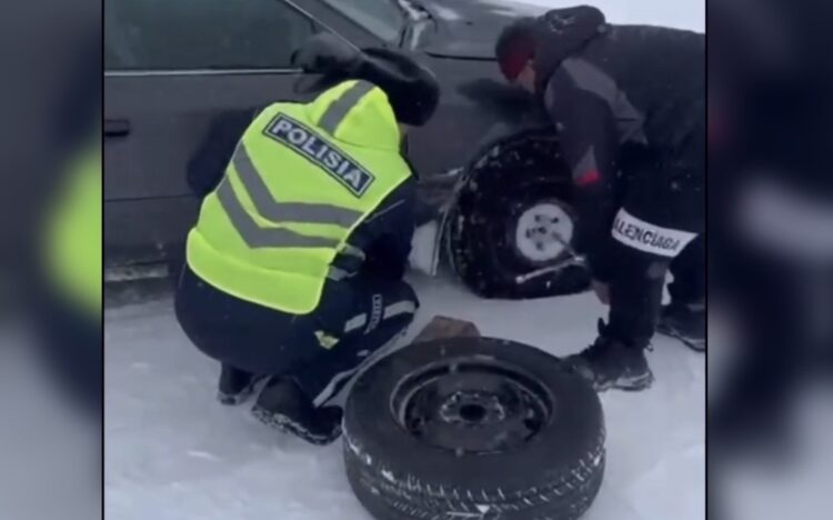 На трассе Алматы — Усть-Каменогорск полицейские помогли водителю