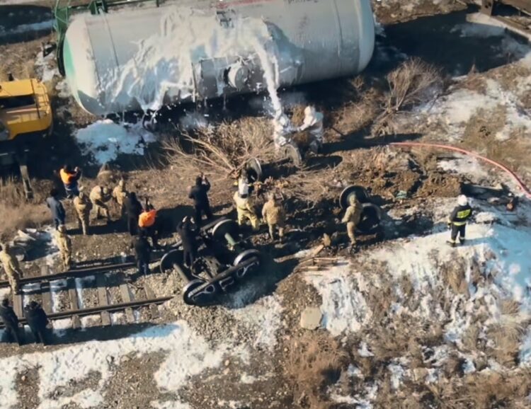 В Талдыкоргане опрокинулись железнодорожные цистерны со сжиженным газом