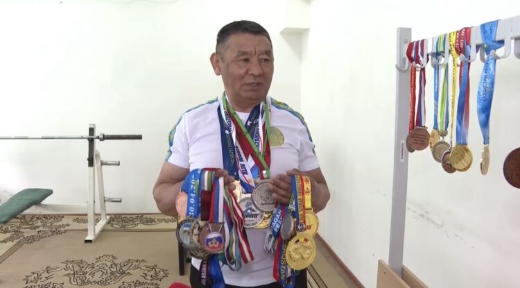 Легендарный атлет из Жетісу побил рекорд и воспитывает чемпионов