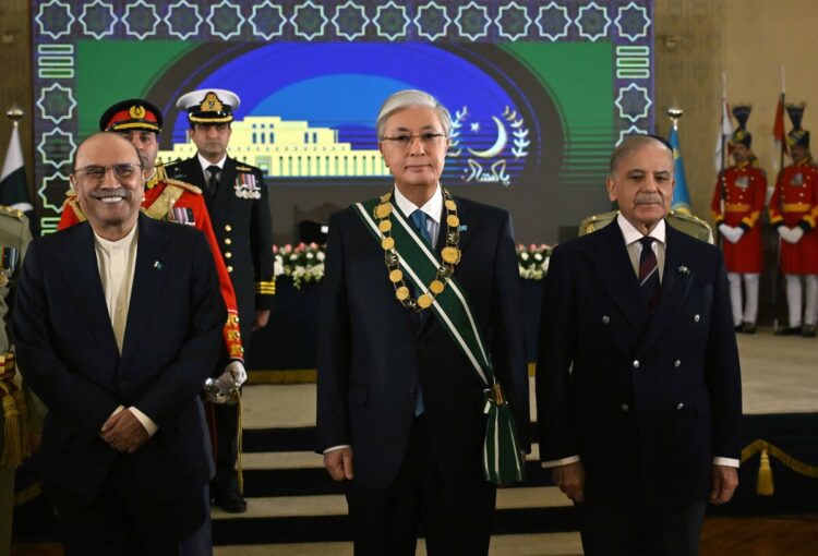 Токаев награжден высшей государственной наградой Пакистана