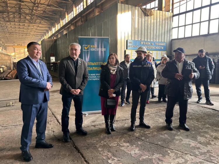 Работникам талдыкорганского завода разъяснили основные положения проекта новой Конституции