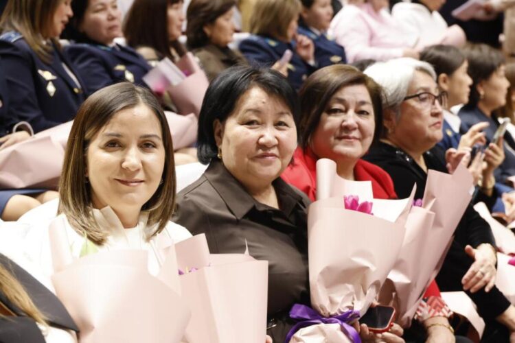 Женщины Жетісу принимают поздравления и награды
