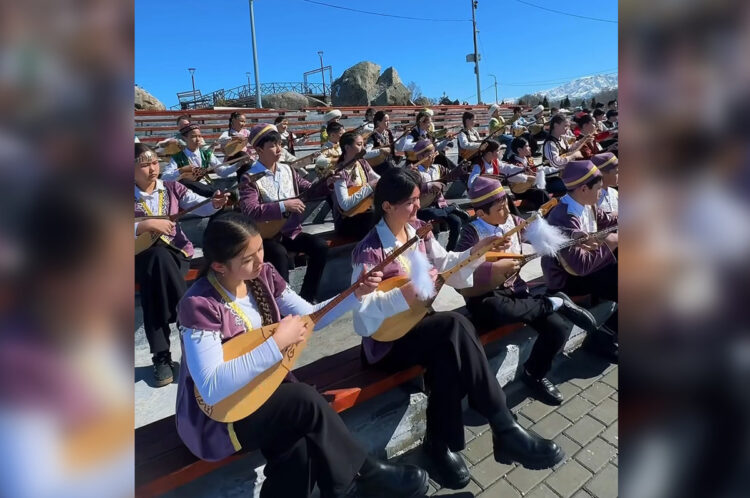 50 юных домбристов Саркана в унисон исполнили кюй «Келіншек»