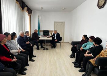 Аким Аксуского района встретился с коллективом «Аксу ЖСК»