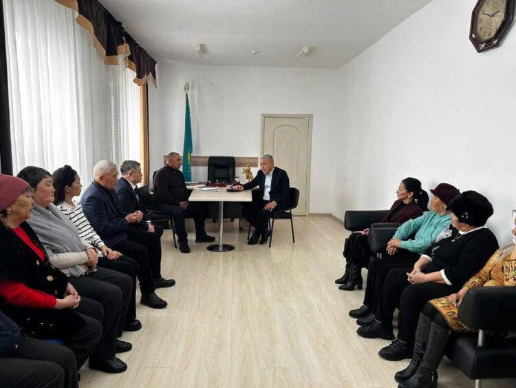 Аким Аксуского района встретился с коллективом «Аксу ЖСК»