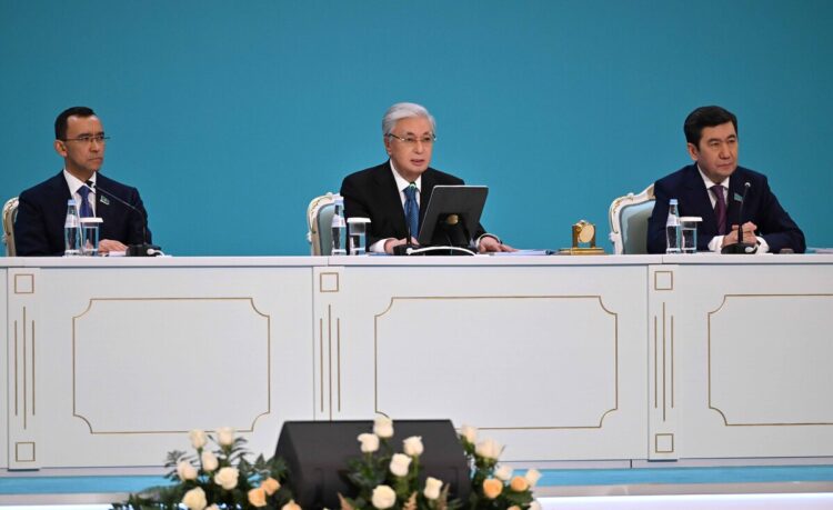 Токаев: Депутаты маслихатов должны быть мостом между народом и властью