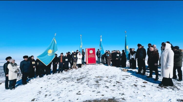 Символический пазл Конституции собрали на вершине горы в Аксуском районе