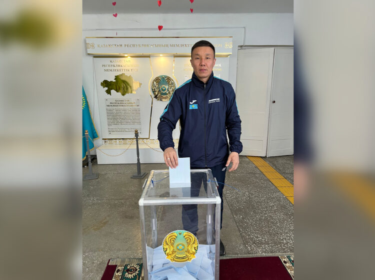 Чемпион по армрестлингу Алимбек Ынтымак отдал свой голос на референдуме